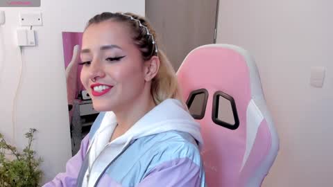 Snapshot of lollypetitte_ chatting on 01.04.25 Lolly online show from 01.04.25