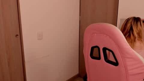 Snapshot of lollypetitte_ chatting on 02.25.25 Lolly online show from 02.25.25