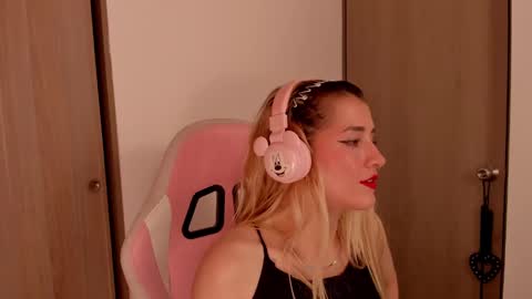 Snapshot of lollypetitte_ chatting on 02.27.25 Lolly online show from 02.27.25