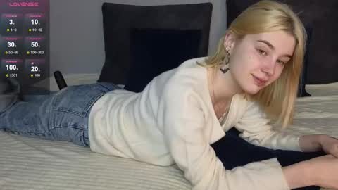 Snapshot of lollyy_flyy chatting on 11.18.25 Eva online show from 11.18.25