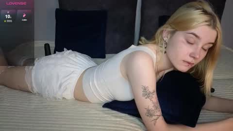 Snapshot of lollyy_flyy chatting on 11.22.25 Eva online show from 11.22.25