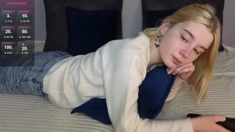 Snapshot of lollyy_flyy chatting on 11.26.25 Eva online show from 11.26.25