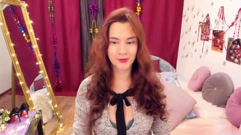 Snapshot of lolomercier chatting on 01.01.25 LoloMercier online show from 01.01.25