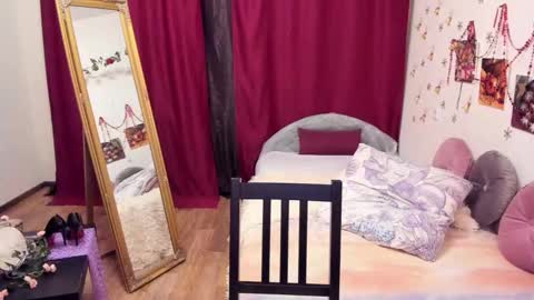 Snapshot of lolomercier chatting on 01.26.25 LoloMercier online show from 01.26.25