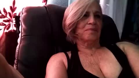 Snapshot of lonelylana1955 chatting on 10.17.25 lonelylana1955 online show from 10.17.25