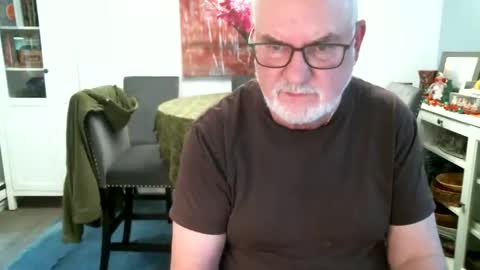 Snapshot of loop102 chatting on 11.28.25 loop102 online show from 11.28.25