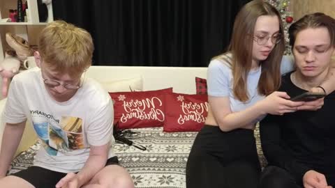 Jean and Isa right couple Mark and Eva left couple online show from 01.05.25