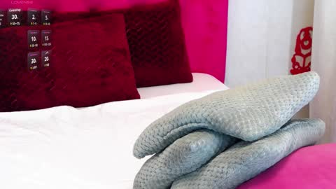 loradelniro1 online show from 01.28.25