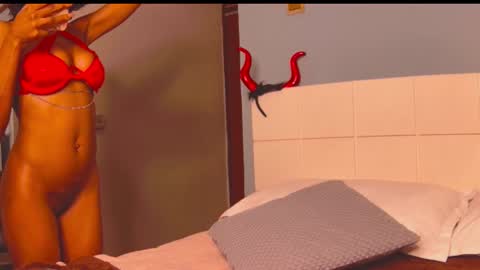 Snapshot of loraforreal chatting on 11.01.25 Blackcat online show from 11.01.25