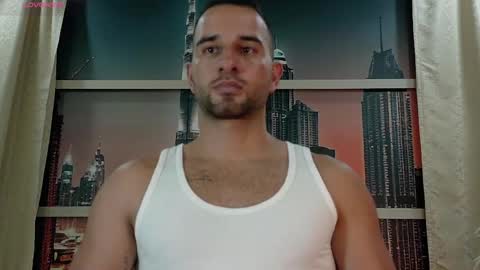 Snapshot of lorenzo_walker_ chatting on 05.20.26 L O R E N Z O Thumbs Up help online show from 05.20.26