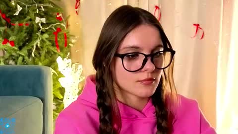 Snapshot of lorettadunnelli chatting on 12.18.25 Chloe for Fan BlackHole online show from 12.18.25