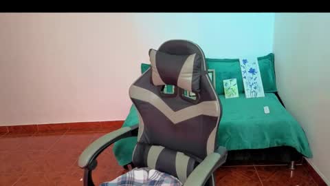 Snapshot of lory__05 chatting on 10.10.25 lory__05 online show from 10.10.25