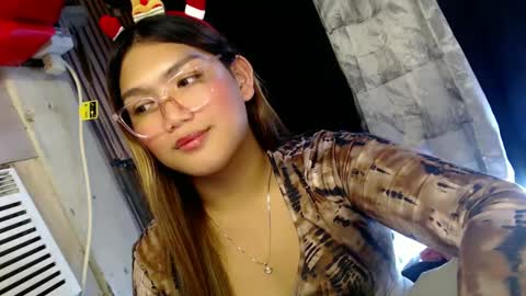 Snapshot of louheart chatting on 12.27.24 Sweet online show from 12.27.24