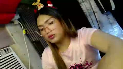 Snapshot of louheart chatting on 12.29.24 Sweet online show from 12.29.24