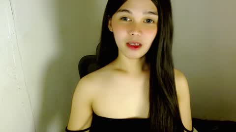 Snapshot of louilalicious chatting on 12.19.25 louilalicious online show from 12.19.25