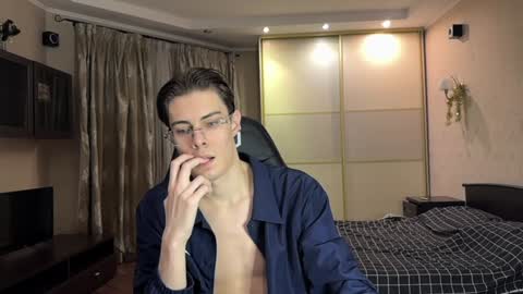 Snapshot of louis_preston chatting on 01.04.25 Mark online show from 01.04.25