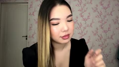 Snapshot of louise_kiss_ chatting on 03.26.26 Loulse online show from 03.26.26