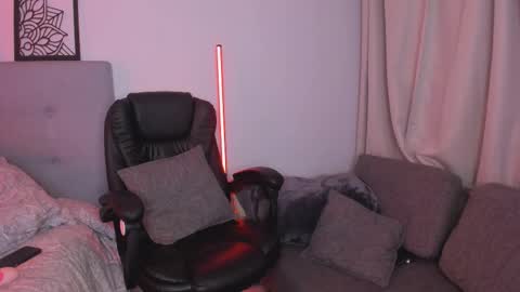 Snapshot of lourreinstounn chatting on 10.22.25 Lourrein Stoun   Independiente online show from 10.22.25