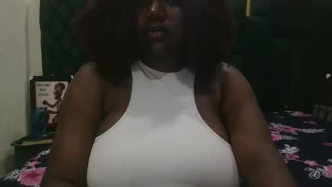 Snapshot of lovecumsluttie chatting on 10.31.25 mila online show from 10.31.25