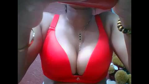 Snapshot of loveinlife750427 chatting on 10.05.25 loveinlife750427 online show from 10.05.25