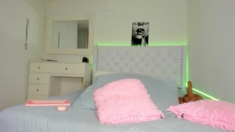 Snapshot of loveit_hermione chatting on 12.21.25 Val online show from 12.21.25