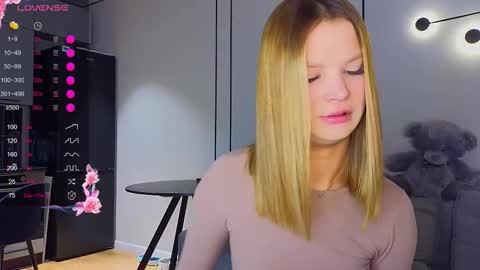 Snapshot of lovely_babyy chatting on 09.26.25 Jenny online show from 09.26.25