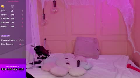 Snapshot of lovely_emma18 chatting on 10.27.25 Emma online show from 10.27.25