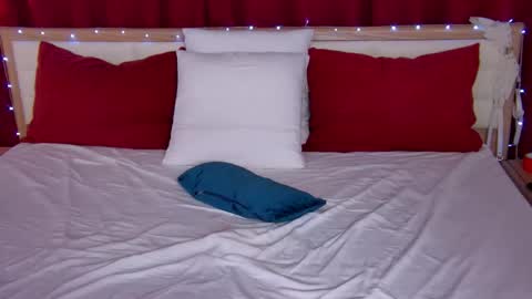 Snapshot of lovelycaroline_ chatting on 11.21.25 Caroline online show from 11.21.25