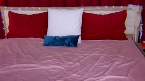 Snapshot of lovelycaroline_ chatting on 11.27.25 Caroline online show from 11.27.25