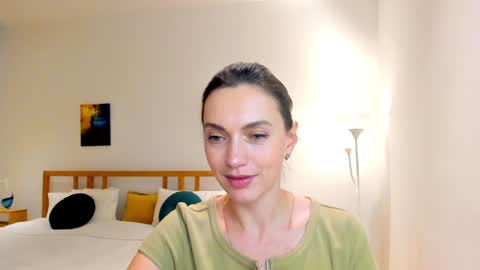 Snapshot of lovelyeemia chatting on 12.10.24 Mia online show from 12.10.24