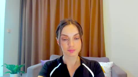 Snapshot of lovelyeemia chatting on 09.12.25 Mia online show from 09.12.25