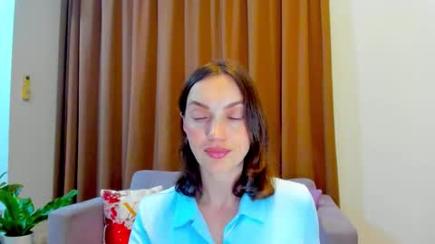 Snapshot of lovelyeemia chatting on 10.26.25 Mia online show from 10.26.25