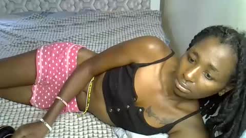 Snapshot of lovelytin chatting on 10.18.25 lovelytin online show from 10.18.25