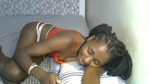 Snapshot of lovelytin chatting on 10.27.25 lovelytin online show from 10.27.25