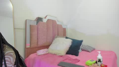 L O V E  online show from 01.25.25