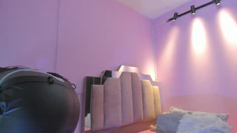 L O V E  online show from 12.01.25