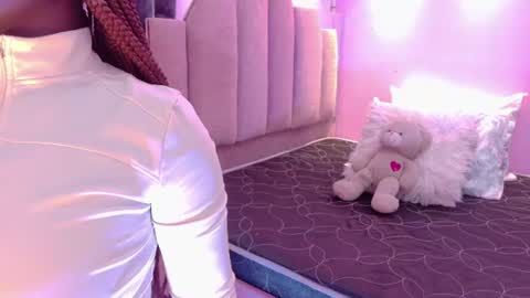 L O V E  online show from 07.04.26