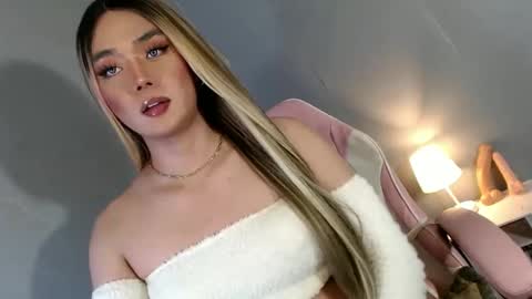 Snapshot of lovers_moon22 chatting on 12.15.24 lovers moon22 online show from 12.15.24