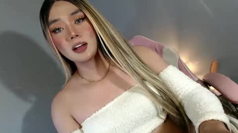 Snapshot of lovers_moon22 chatting on 01.22.25 lovers moon22 online show from 01.22.25