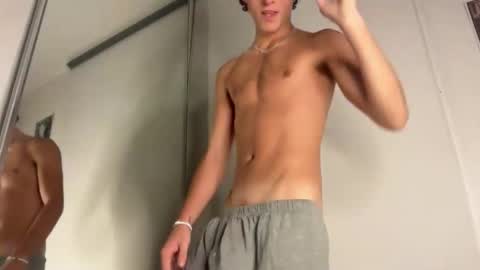 Snapshot of loves_leo chatting on 03.29.26 Leo Loves online show from 03.29.26