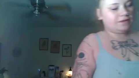 Snapshot of lovetubes101 chatting on 10.11.25 lovetubes101 online show from 10.11.25