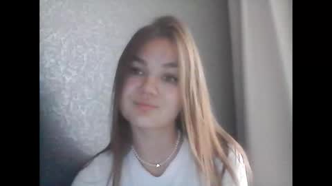 Snapshot of loviesimone chatting on 09.18.25 loviesimone online show from 09.18.25