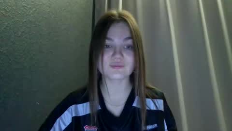 Snapshot of loviesimone chatting on 12.14.25 loviesimone online show from 12.14.25