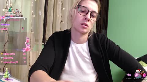 Snapshot of lovingfeetheels chatting on 12.04.24 Antonia online show from 12.04.24