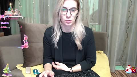 Snapshot of lovingfeetheels chatting on 12.30.24 Antonia online show from 12.30.24