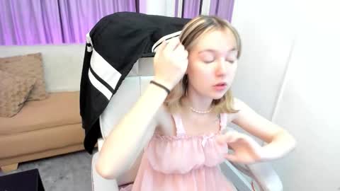 Snapshot of lucia_copper chatting on 11.04.25 lucia_copper online show from 11.04.25