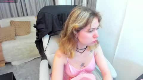 Snapshot of lucia_copper chatting on 12.15.25 lucia_copper online show from 12.15.25