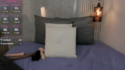 Snapshot of lucia_guzman chatting on 11.07.25 online show from 11.07.25