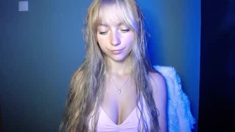 Snapshot of luciacam20 chatting on 09.22.25 Lucy online show from 09.22.25