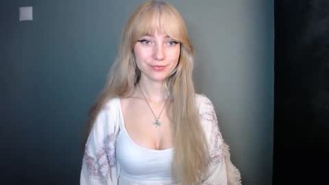 Snapshot of luciacam20 chatting on 11.18.25 Lucy online show from 11.18.25